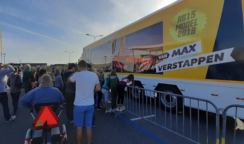 Veel mensen kwamen een kijkje nemen bij de auto.