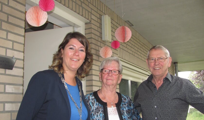 Burgemeester Joyce Vermue kwam bij Frans Gommers en Corrie Hereijgers thuis hoogstpersoonlijk haar felicitaties overbrengen.
