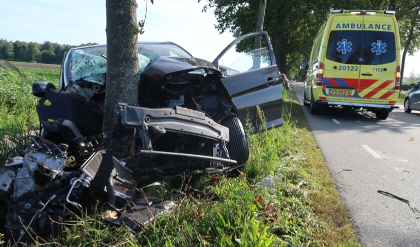De auto raakte zwaar beschadigd bij het ongeval.