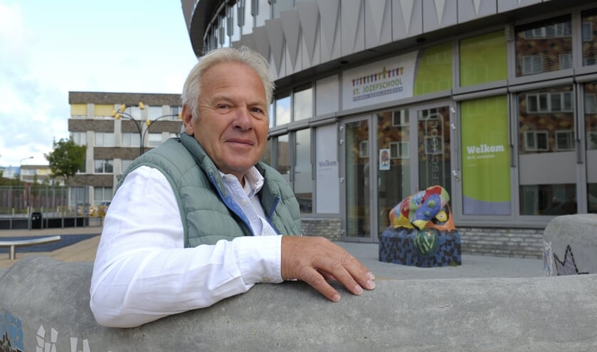 Dick van den Bout op het Pablo Picassoplein waar het Odensehuis gevestigd is.