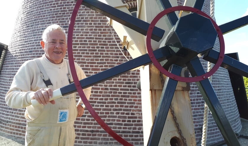 Bas Verbiest bij het kruirad, het ‘stuur’ van de molen.