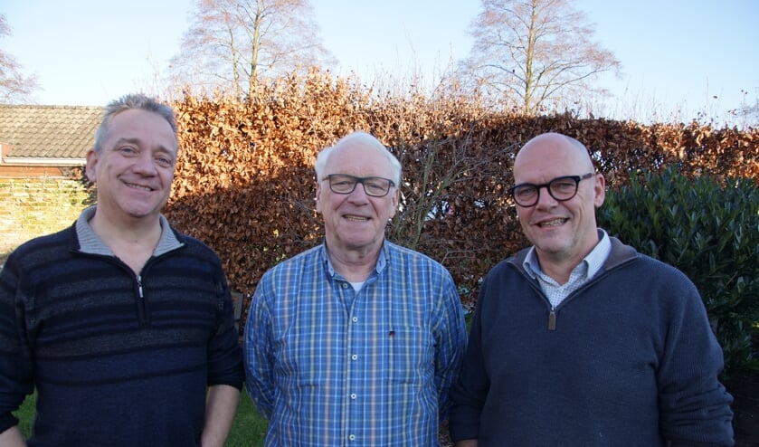 Secretaris Jack de Rooij, oudste nog spelend lid Leo Melissen en voorzitter Patrick Smeekens verheugen zich op het feestjaar dat komen gaat. FOTO RENÉ BRUIJNINCX