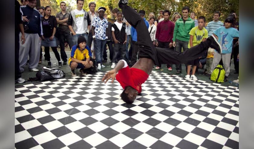 Breda Barst bood niet alleen plaats aan rockartiesten. Ook breakdancers vertoonden er hun kunsten. foto Elfriede Bastiaansen