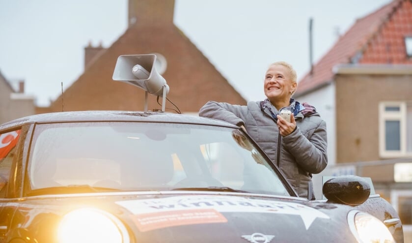 Medewerkster Angeline van de Bruna reed in december rond in de Mini Cooper in de hoop de winnaar wakker te schudden.