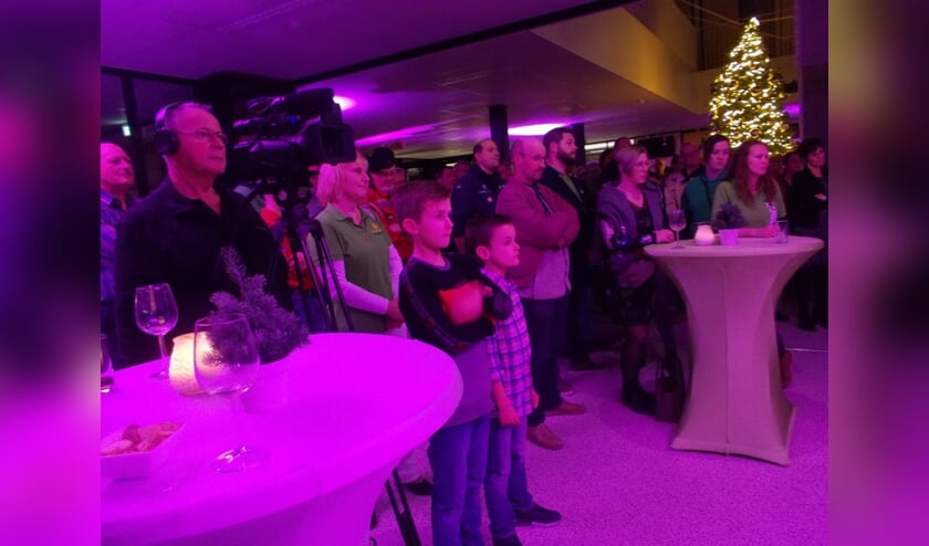 Publiek inclusief jeugdburgemeester Danu luistert naar de speech van de burgemeester.