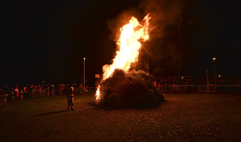 Om 18.30 uur werden de bomen in brand gestoken.