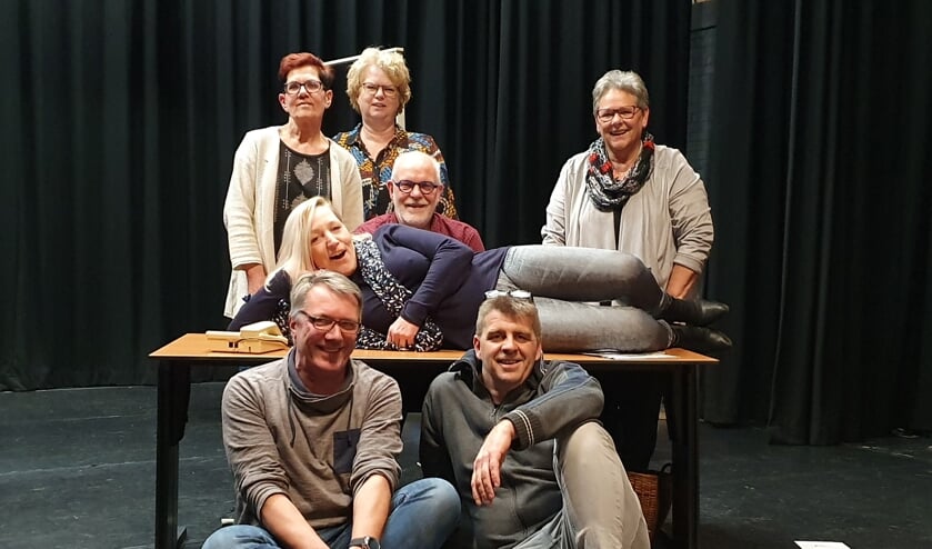 De leden van de toneelgroep zijn al maanden druk aan het repeteren.