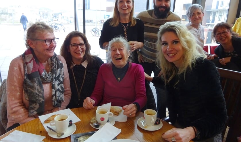 Gezelligheid in het buurtcafé bij de bibliotheek.