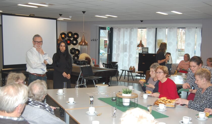 Luc Willem en Dalya Rasho vertellen in het sociaal café in De Wemel.