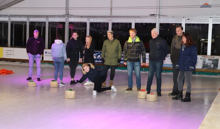 De teams gooide fanatiek met de houten schijven.