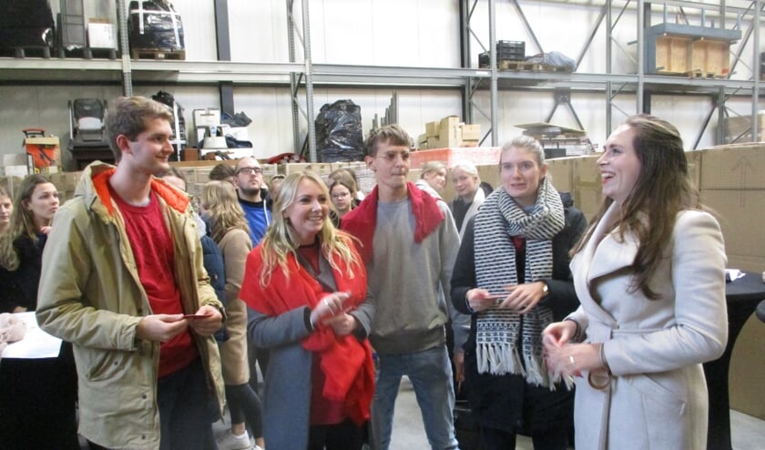 Studenten bekijken het industrieterrein. FOTO TIES STEEHOUWER