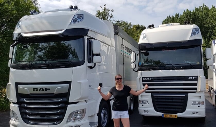 Karen voor haar nieuwe en oude vrachtwagen