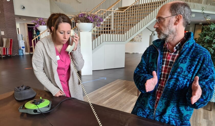 <p>Glenda Stehmann probeert de nieuwe Wonderfoon na uitleg van Sjaak Adriaanse.</p>