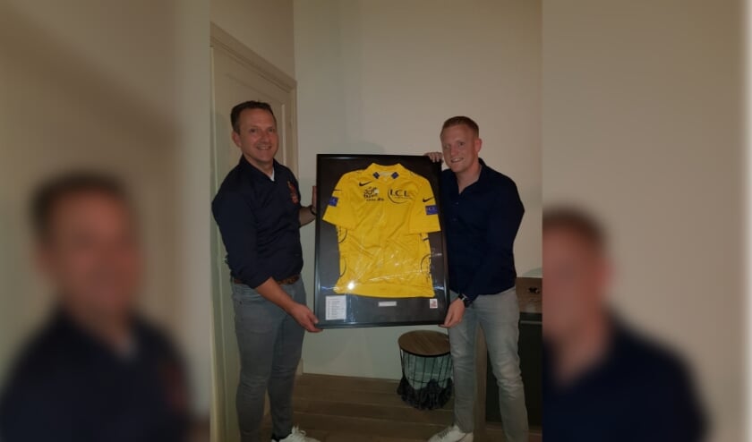 <p>Uitreiking namens Wielerdorp Rijsbergen Wilfried van den Bemd aan winnaar Erwin Vermeeren.</p>