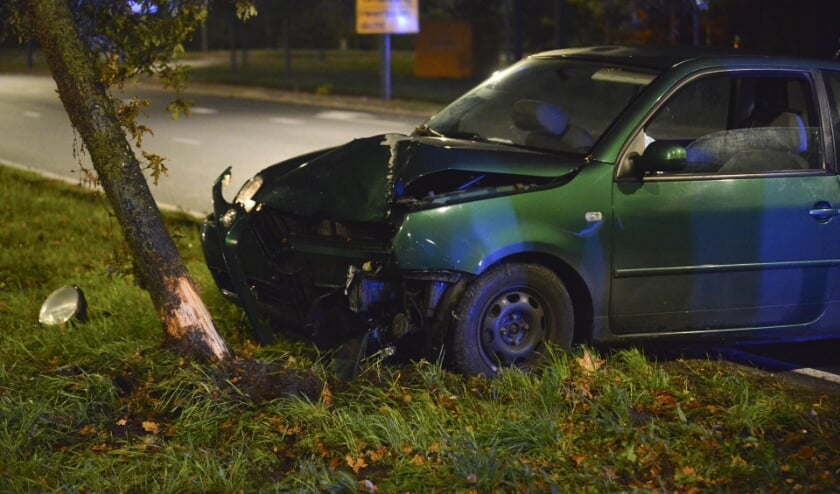 De auto raakte flink beschadigd.