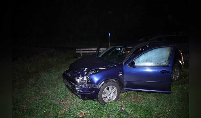 Beide auto's kwamen in de berm terecht.