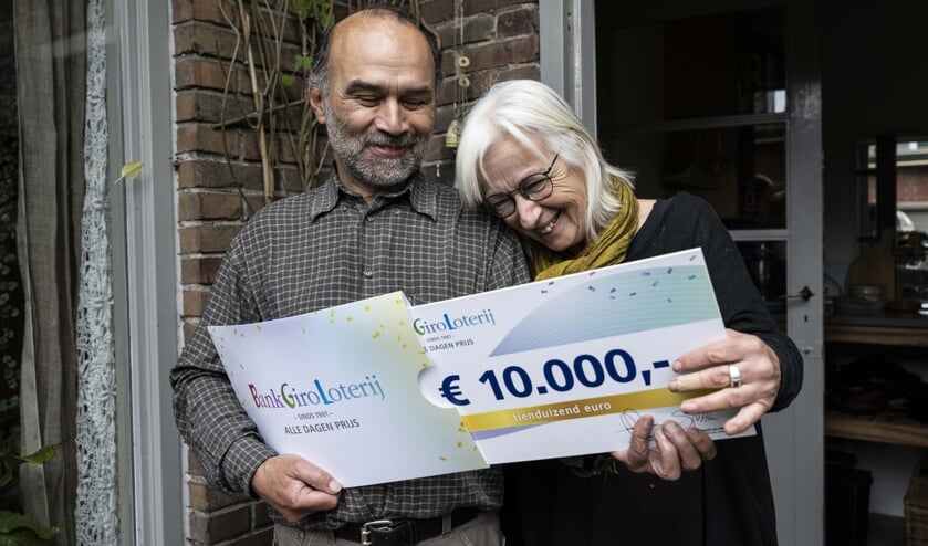 <p>Carla en Hans met hun prijs</p>