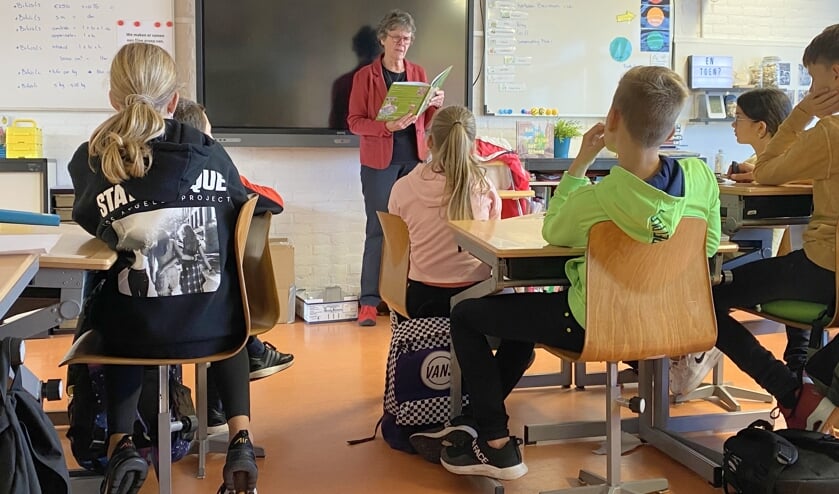 <p>Wethouder Els Verhage leest voor in groep 8 van de VSV.</p>