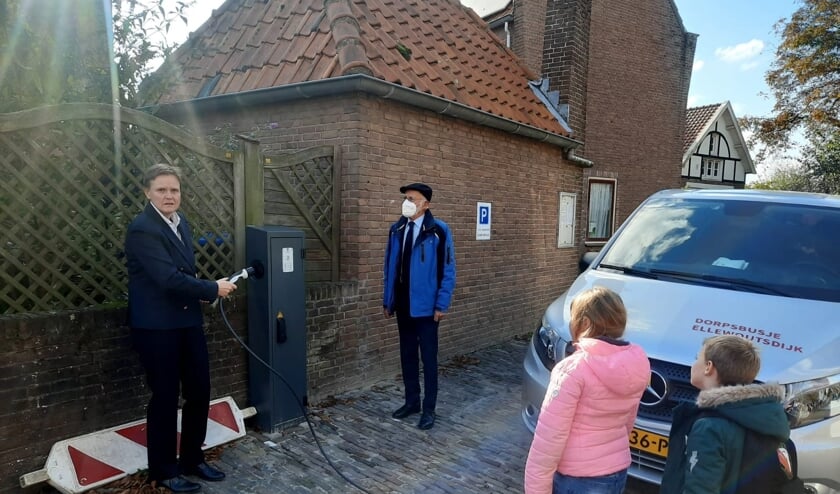 Ellewoutsdijk neemt nieuwe dorpsbus in gebruik 