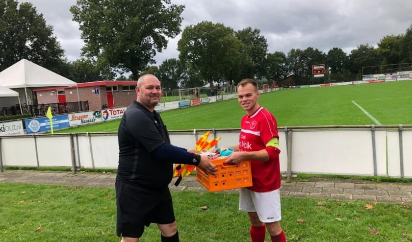 <p>Scheidsrechter Luc Raats neemt de attentie in ontvangt.</p>
