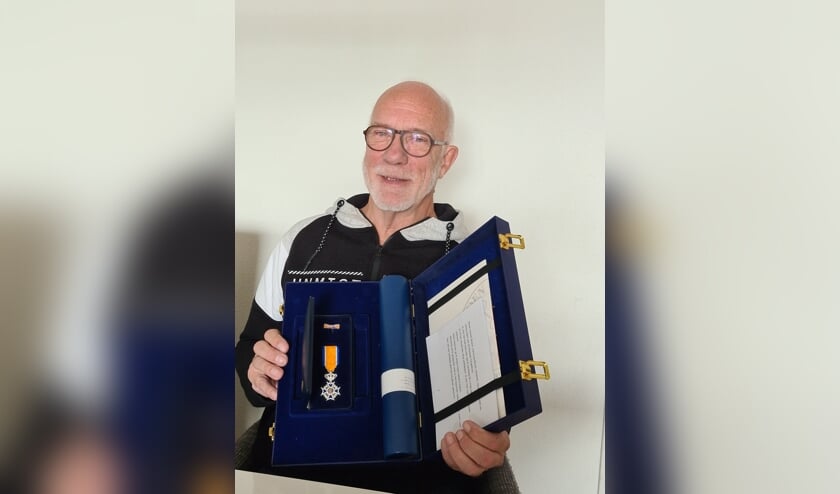 <p>Gerard Bosch met zijn onderscheiding. </p>