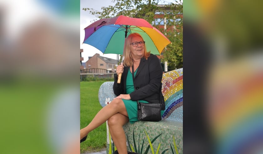 <p>Wethouder Wilma Baartmans hecht veel waarde aan de regenboogbank, als symbool voor acceptatie van de LHBTI-gemeenschap.</p>