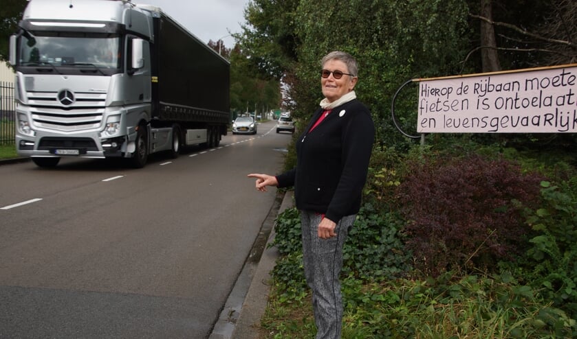 <p>Gemma heeft borden langs de kant van de weg geplaatst. </p>
