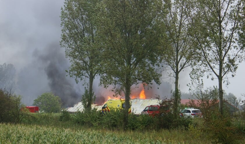 Uitslaande Brand Bij Boerderij Oud-Vossemeer, Brandweer Groots Uitgerukt