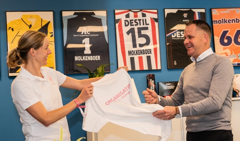 <p>Cindy draagt het voorzitterschap over aan Frank Molkenboer</p>