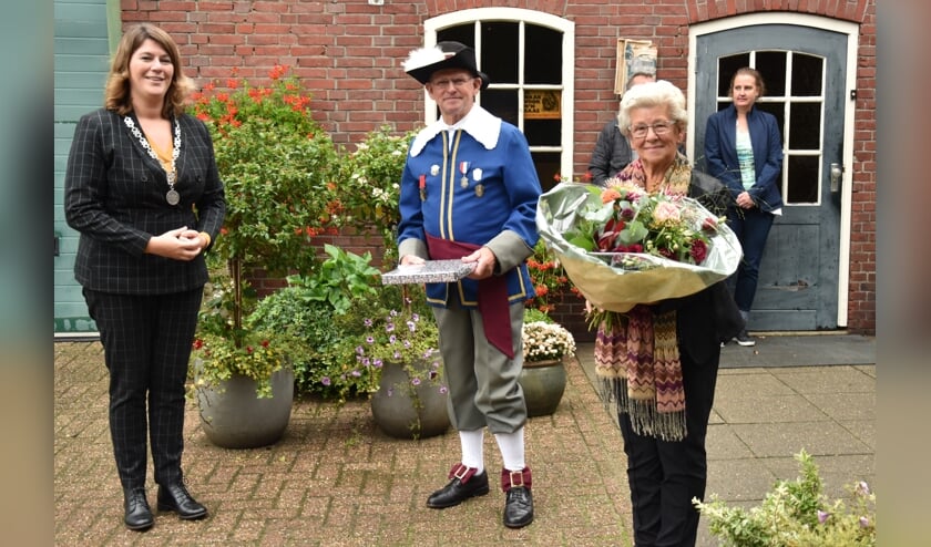 <p>Jac en Net Daemen worden in het zonnetje gezet door burgemeester Joyce Vermue.</p>