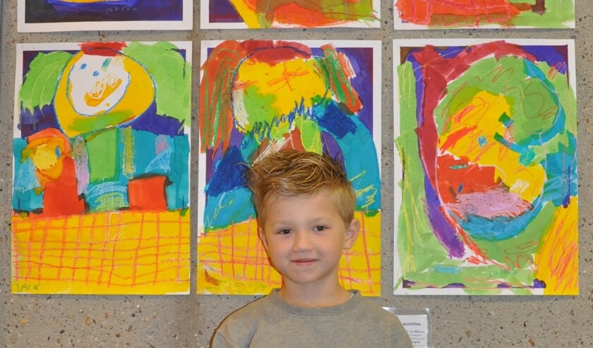 Ziggy voor zijn zelfgemaakte kunstwerk