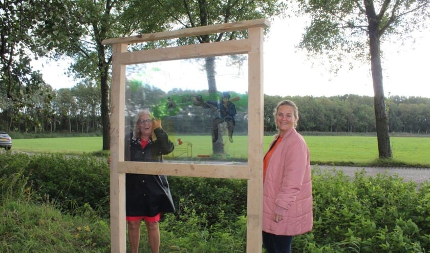 <p>De wethouders Wilma Baartmans en Esther Prent bij het paneel aan de Westlandse Langeweg. </p>