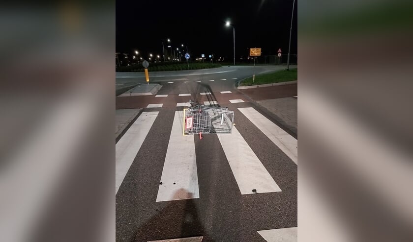 Het karretje lag op het zebrapad voor een rotonde.