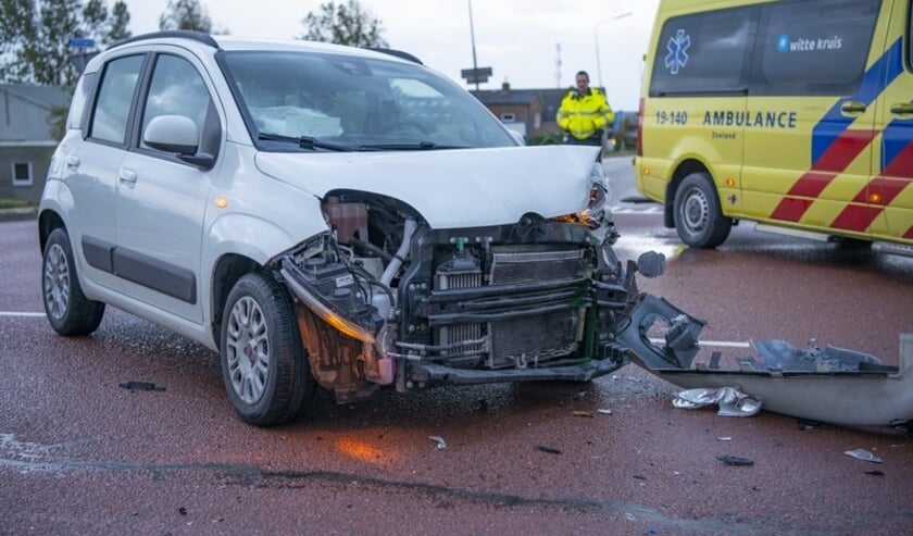 Beide auto's raakten zwaar beschadigd.