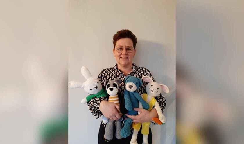<p>Ingrid Goossens haakt knuffels voor het Diabetes Fonds.</p>