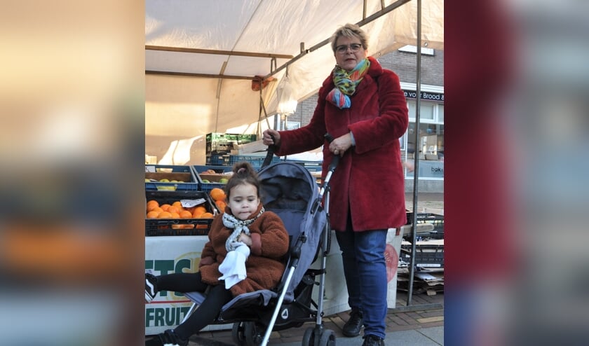 <p>Marjan van Overveld met kleindochter Lou-Lou: 'We blijven voorlopig gewoon komen, hoor'</p>