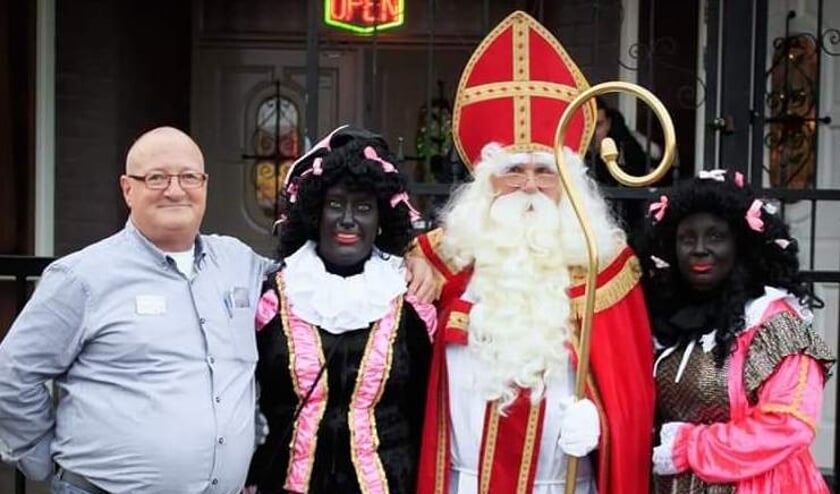 <p>Het oude en nieuwe Sint Nicolaas Intocht Comité Sint Willebrord, met v.l.n.r. Bas, Marsha, Bertus en Steffi.</p>