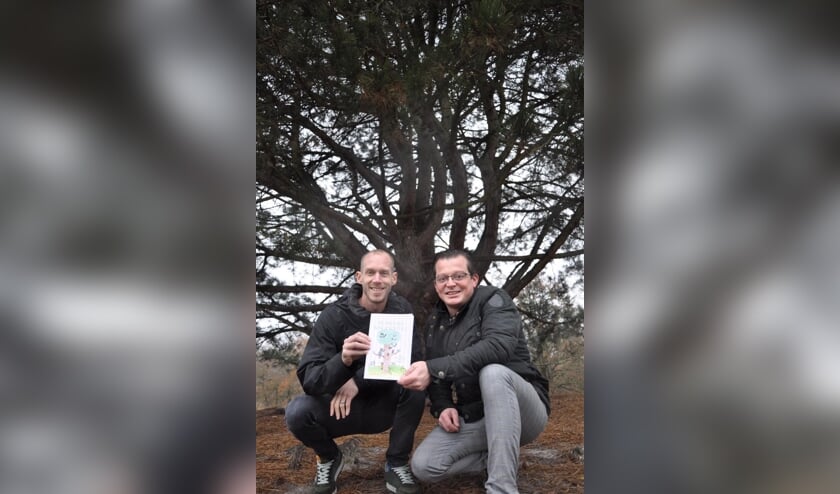 <p>De schrijvende zwagers Mark en Brian.</p>