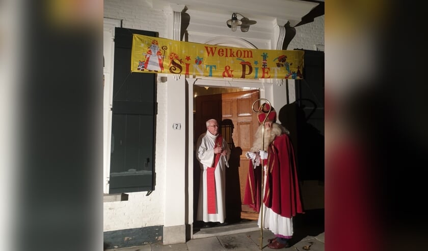 <p>Diaken Jan van Steenoven en Sinterklaas bij pastorie Rijsbergen.</p>