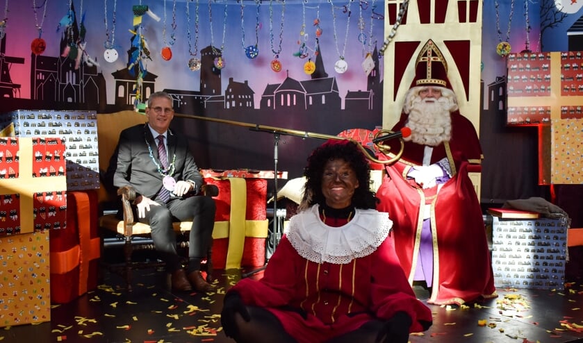 <p>Burgemeester Ruud van den Belt poseert met Sinterklaas en één van zijn Pieten.</p>