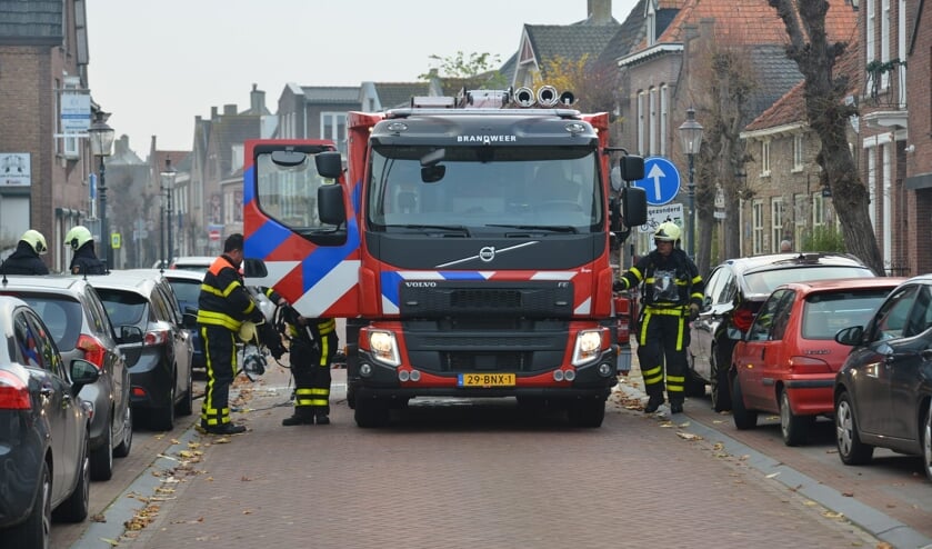 De brandweer bluste de brand via de brandgang.
