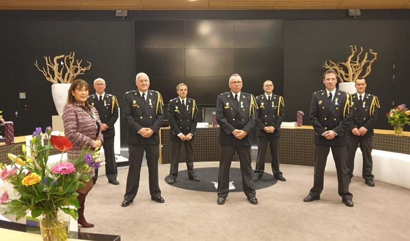 Burgemeester Marjolein van der Meer Mohr (uiterst links) met een van de groepen gedecoreerde brandweerlieden met v.l.n.r. Christian Verstraaten, Leon Verpaalen, Jeroen Jochems, Ruud van den Broek, Arno de Jong, John Heijnen en Patrick Braat.