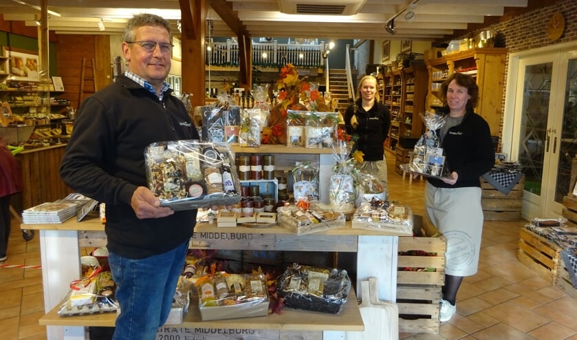 Harry en Heleen Provoost samen met hun dochter Irene, die ook in de winkel werkt.