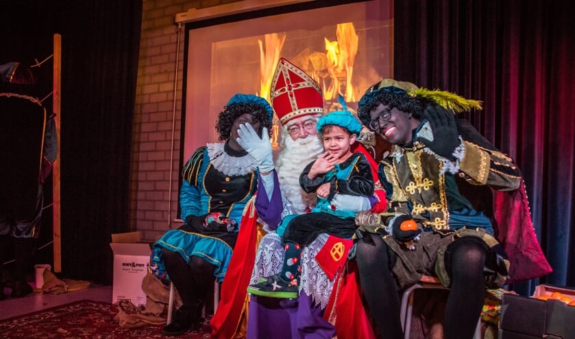 <p>Erik van Nijnatten (rechts): 'Als Hoofdpiet moet je rustig naast Sinterklaas zitten. Dat is wat minder spectaculair' </p>