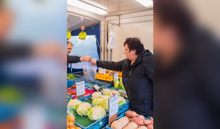 <p>Marktganger Annelies van Dijck: 'Over het algemeen vind ik de groente en het fruit van de markt echt veel beter dan dat van de supermarkt' </p>
