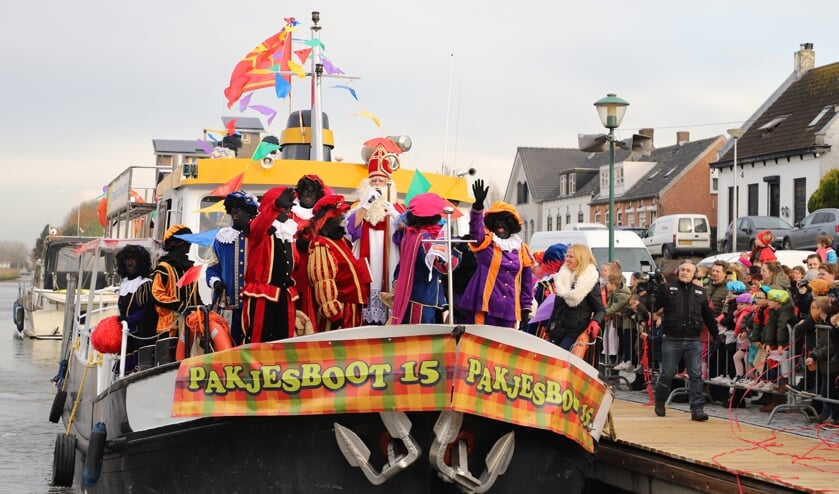 <p>Beeld van de intocht van Sinterklaas in Dinteloord in 2019.</p>