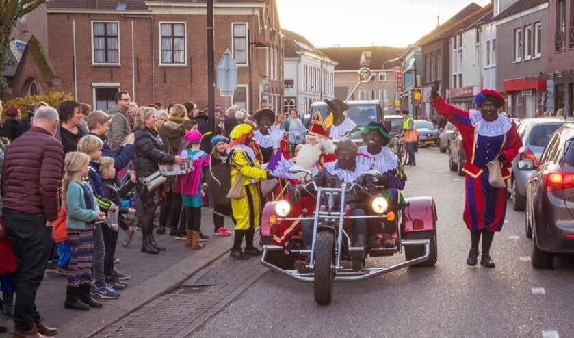 <p>De intocht van Sinterklaas in Zundert in 2017. Vanwege het coronavirus wordt er dit jaar geen officiële intocht gehouden.</p>
