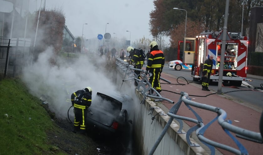 De auto reed door de vangrail heen.