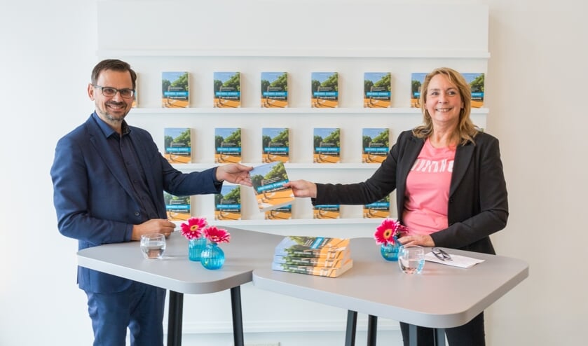 <p>André Rouvoet neemt eerste exemplaar van 'Emotioneel gevangen' in ontvangst</p>