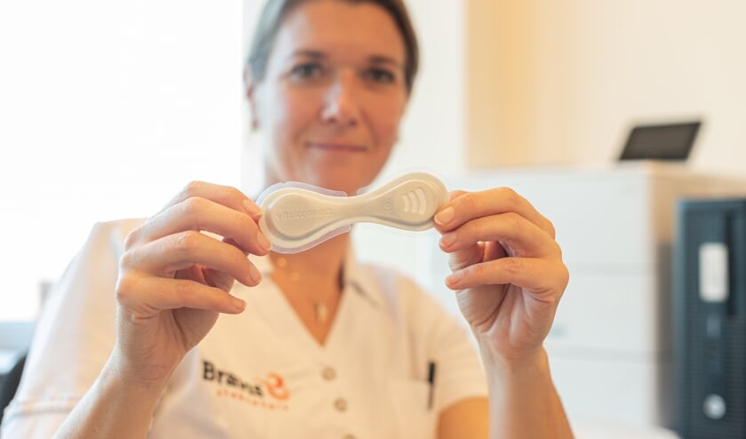 <p>Miranda de Klerk, verpleegkundige en Chief Nursing Information Officer (CNIO) met de Biosensor.</p>